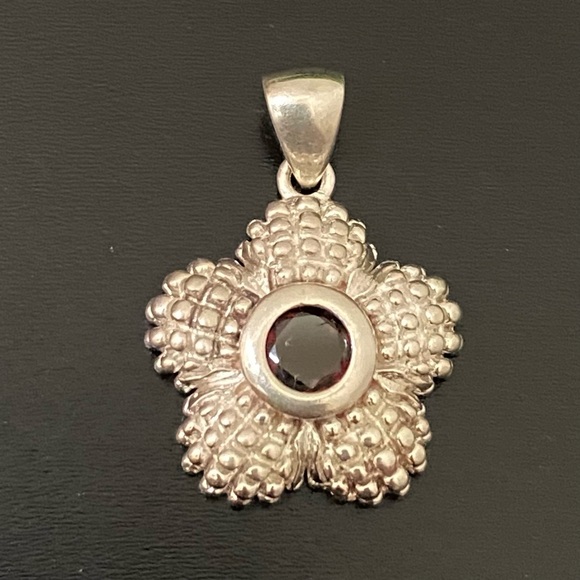 Vintage 925 Signed Sterling Silver Garnet Birthstone Flower Pendant 4g. - Picture 4 of 16